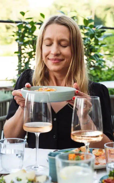 Frau hält eine Schale mit Essen.