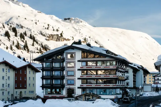A-ROSA Zürs am Arlberg Ein Gebäude mit Schnee an der Seite.
