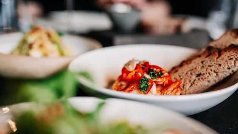 Restaurant Schüssel mit Essen auf einem Tisch