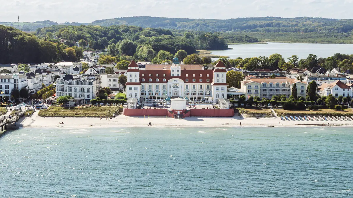 Ein imposantes Gebäude unmittelbar am Wasser gelegen