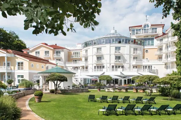 Liegestuhl auf einer Rasenfläche im Garten