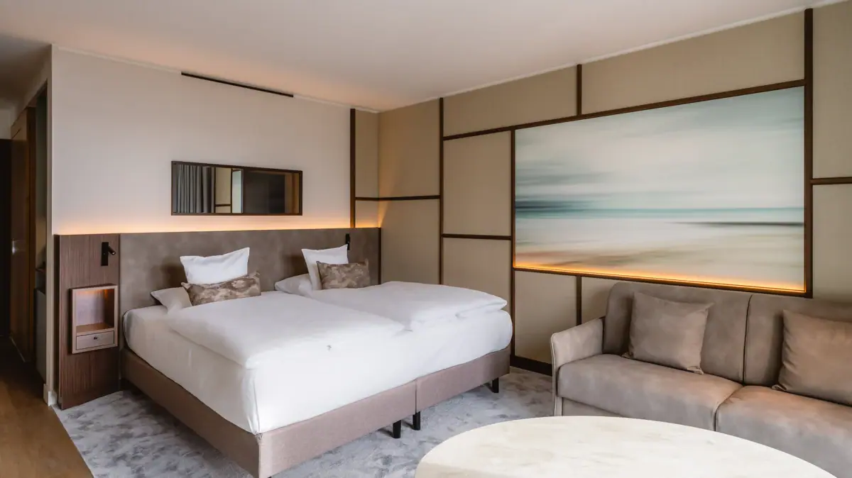 Ein Zimmer mit einem Bett und einem Stuhl.