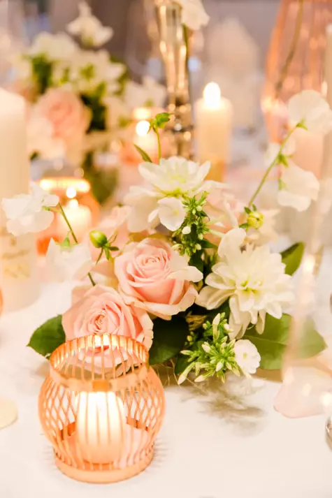 Hochzeitsdekoration und weißer Brautstrauß auf einem Tisch