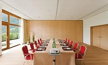 Konferenzraum mit einem Tisch und Stühlen.