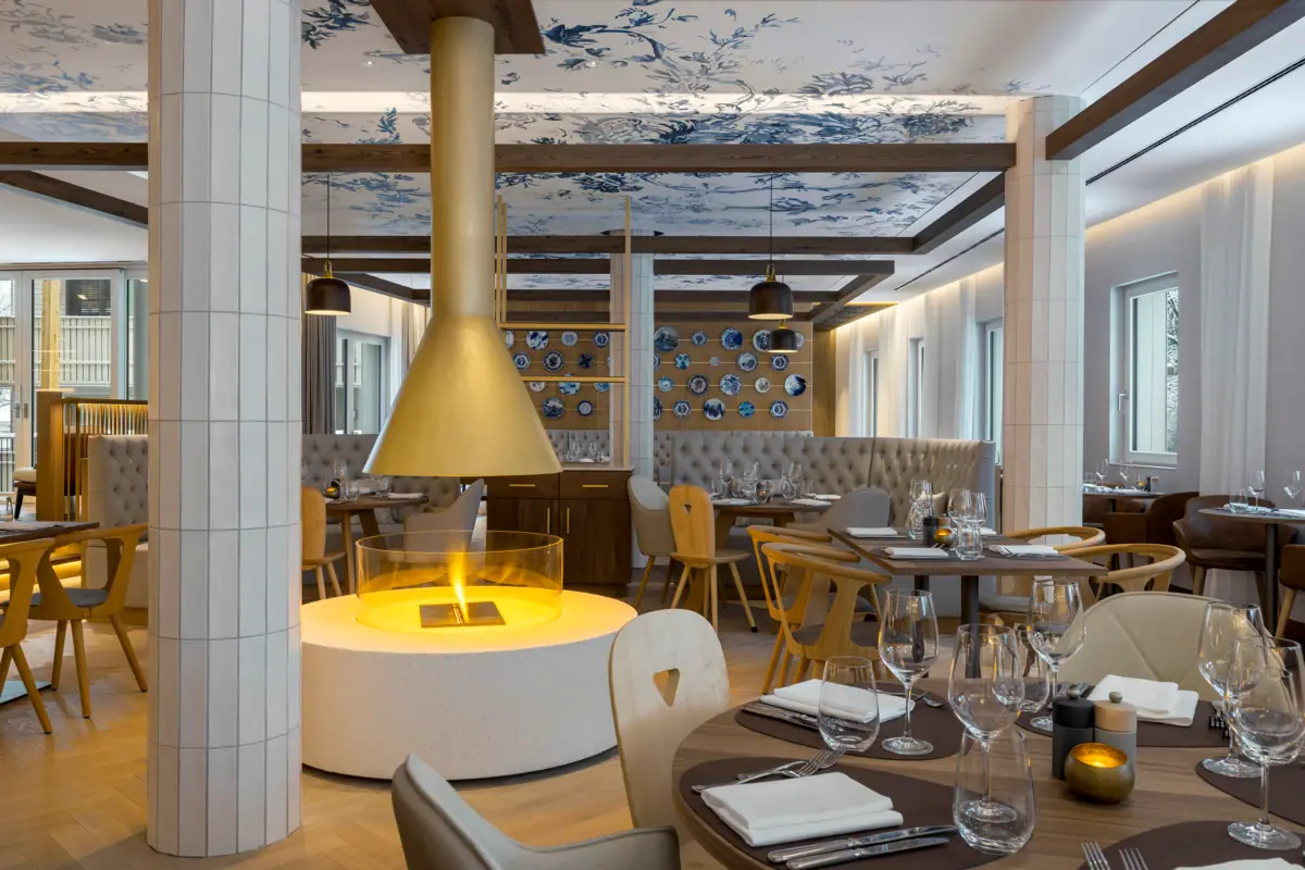 Restaurant Restaurant mit Tischen und Stühlen im Innenbereich.