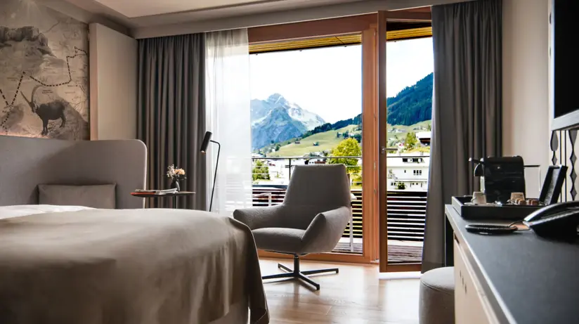 Hotelzimmer mit Bett, Stuhl und Schreibtisch