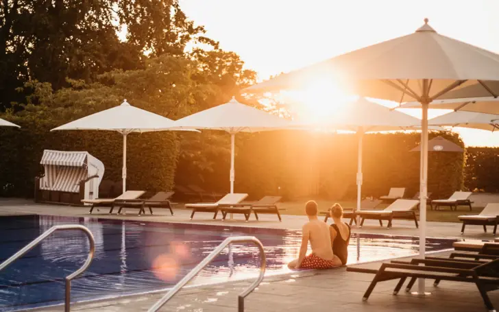 Ein Paar sitzt in einem Pool im Freien.