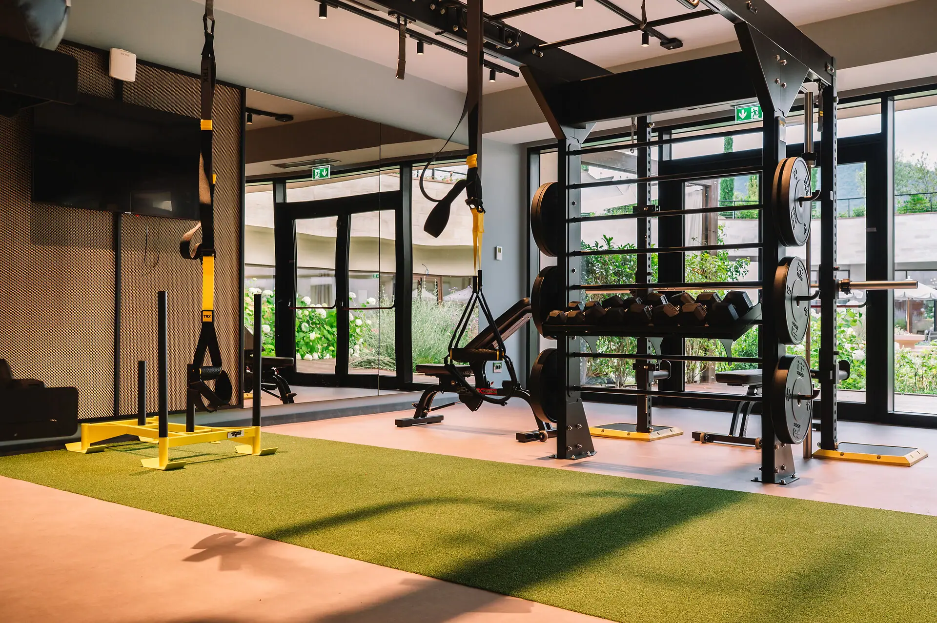 Moderner Bereich für Krafttraining mit Hanteln und Functional-Rack im A-ROSA Gardasee.