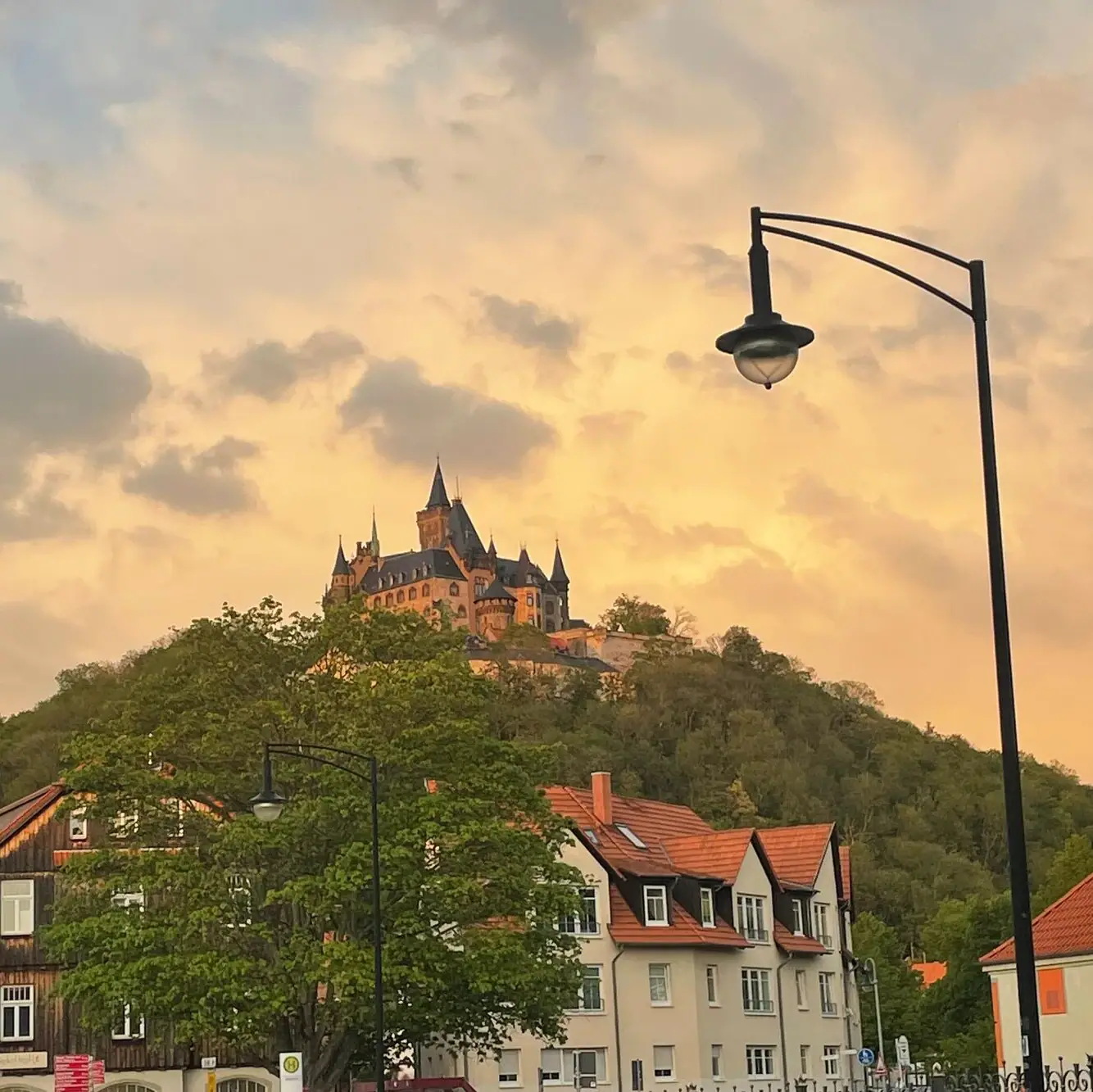 Ein Gebäude auf einem Hügel mit Bäumen im Hintergrund.