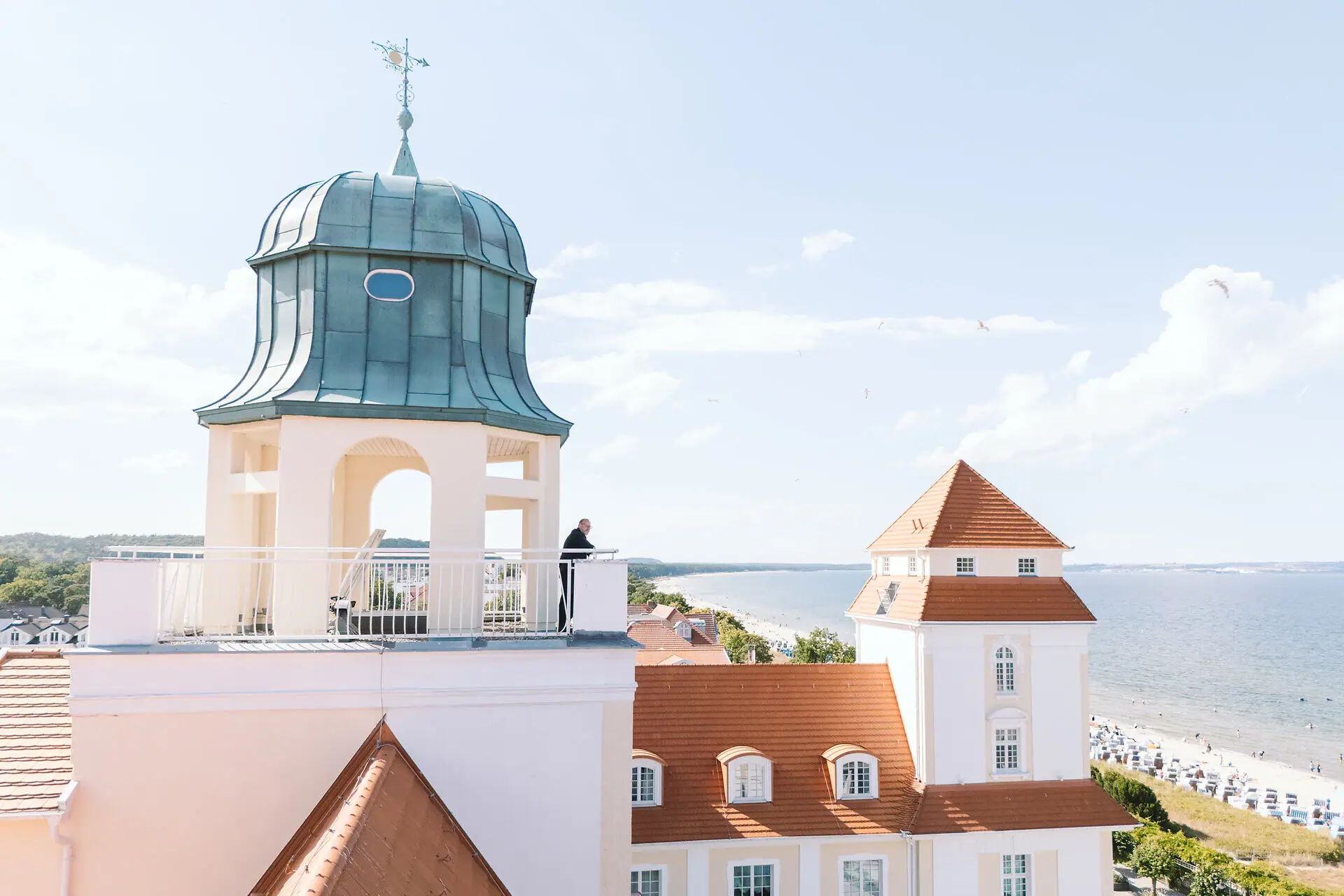 Eine Person steht auf einem Turm unter freiem Himmel.