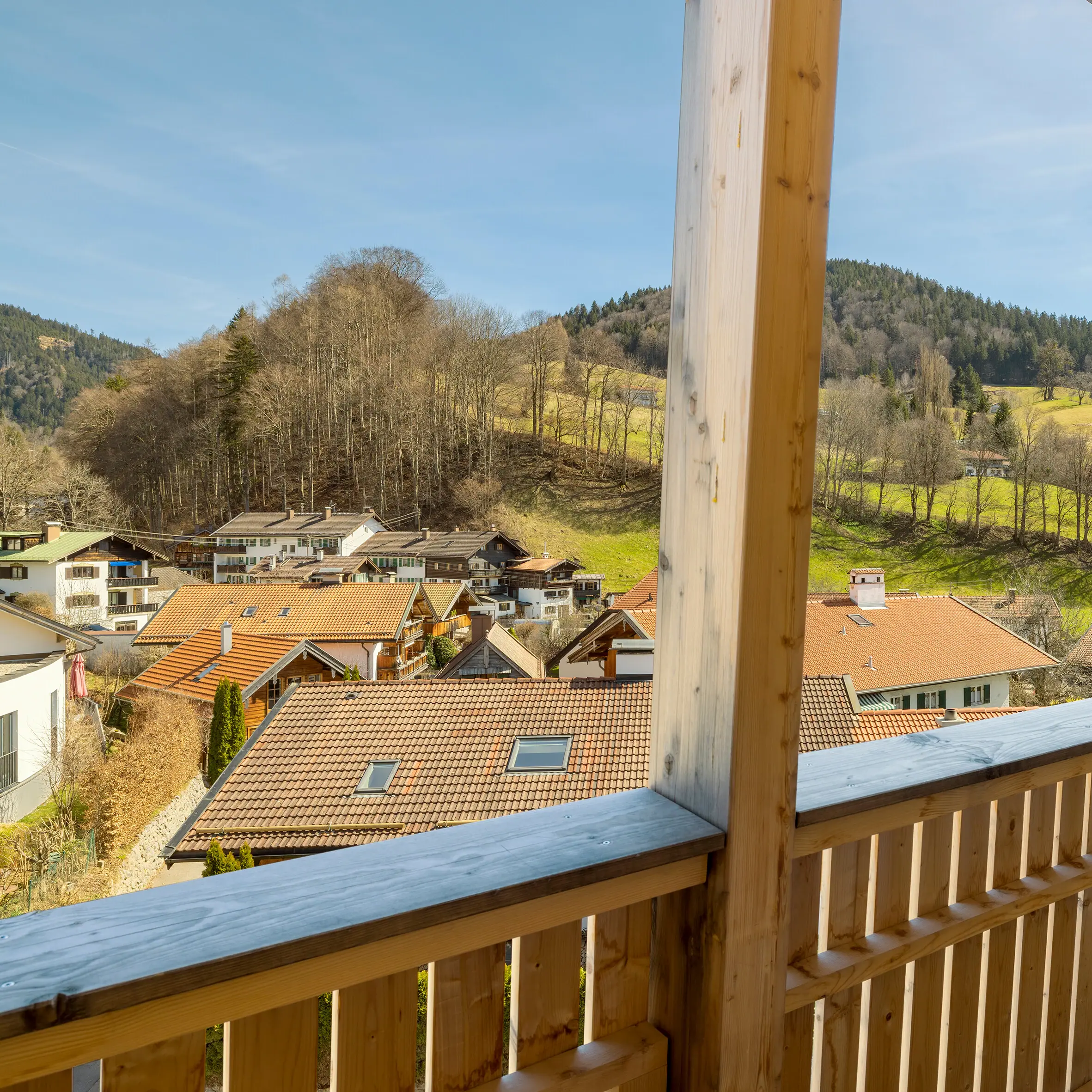 Blick auf eine Stadt von einem Balkon mit Gebäuden und Himmel im Hintergrund.