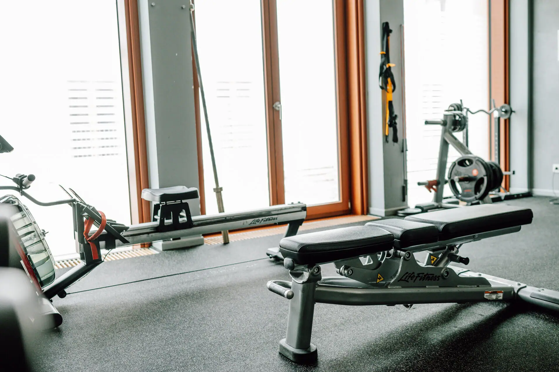 Fitnessstudio mit Trainingsgeräten