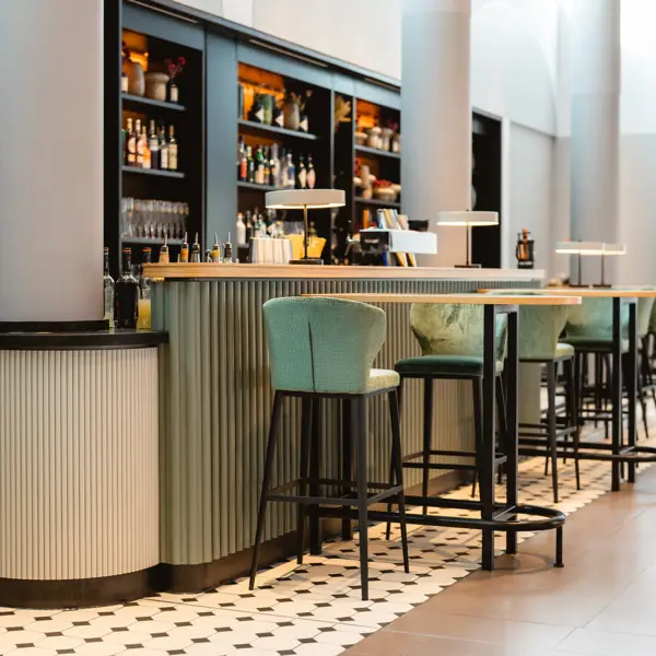 Eine Bar mit Theke und Stühlen.