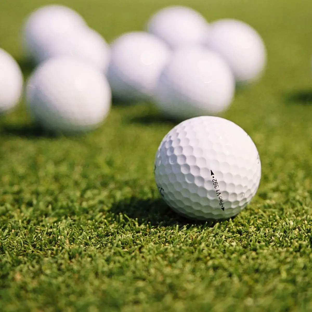 Golfball auf dem Gras