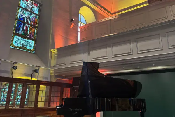 Ein Klavier in einer Kirche.