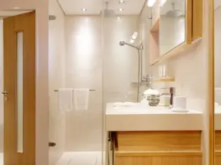 Ein helles Badezimmer mit einer Dusche und einem Waschtisch.
