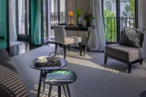 Ein Zimmer mit einem Tisch und Stühlen.