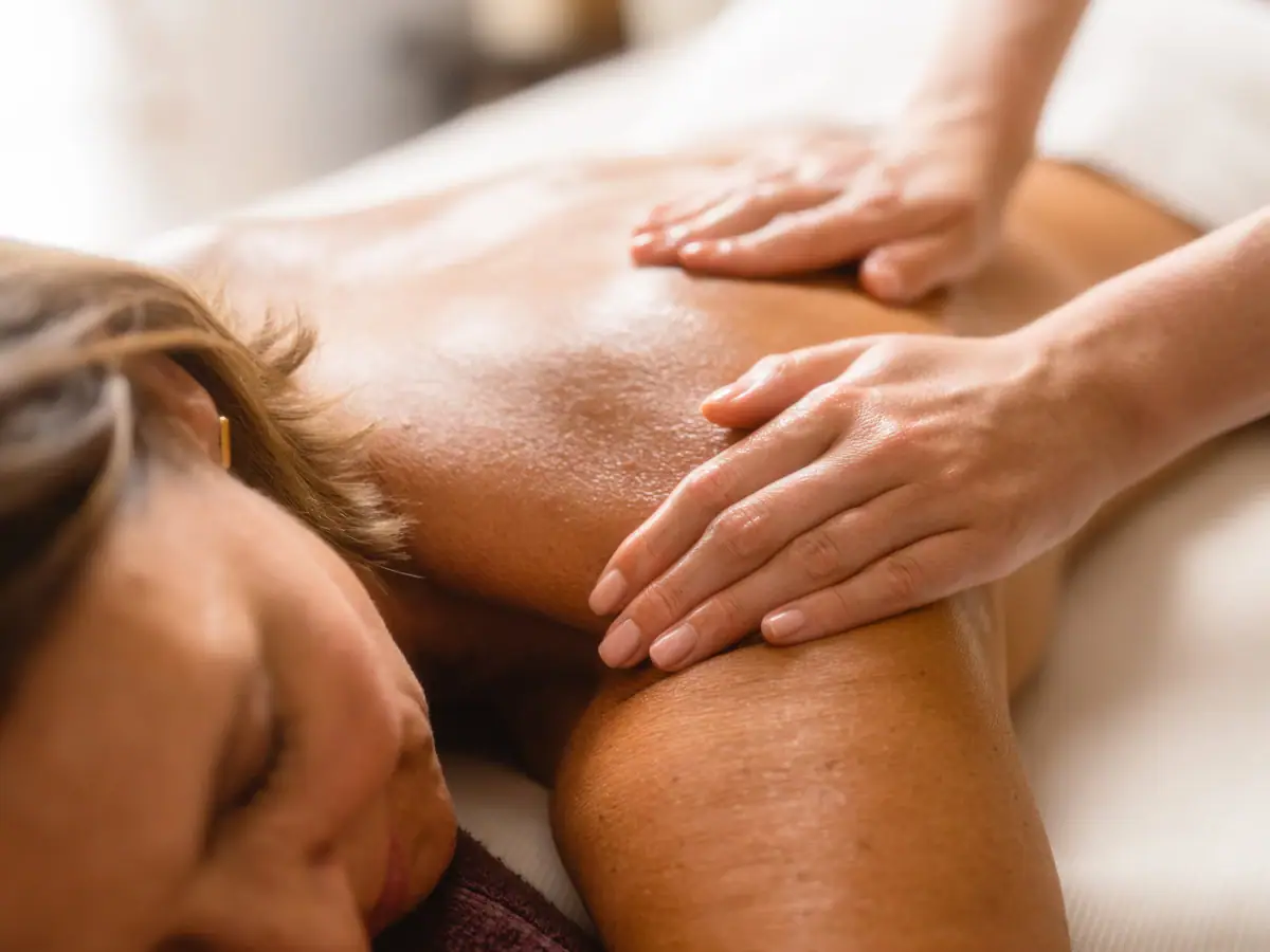 Eine Frau erhält eine Rückenmassage.