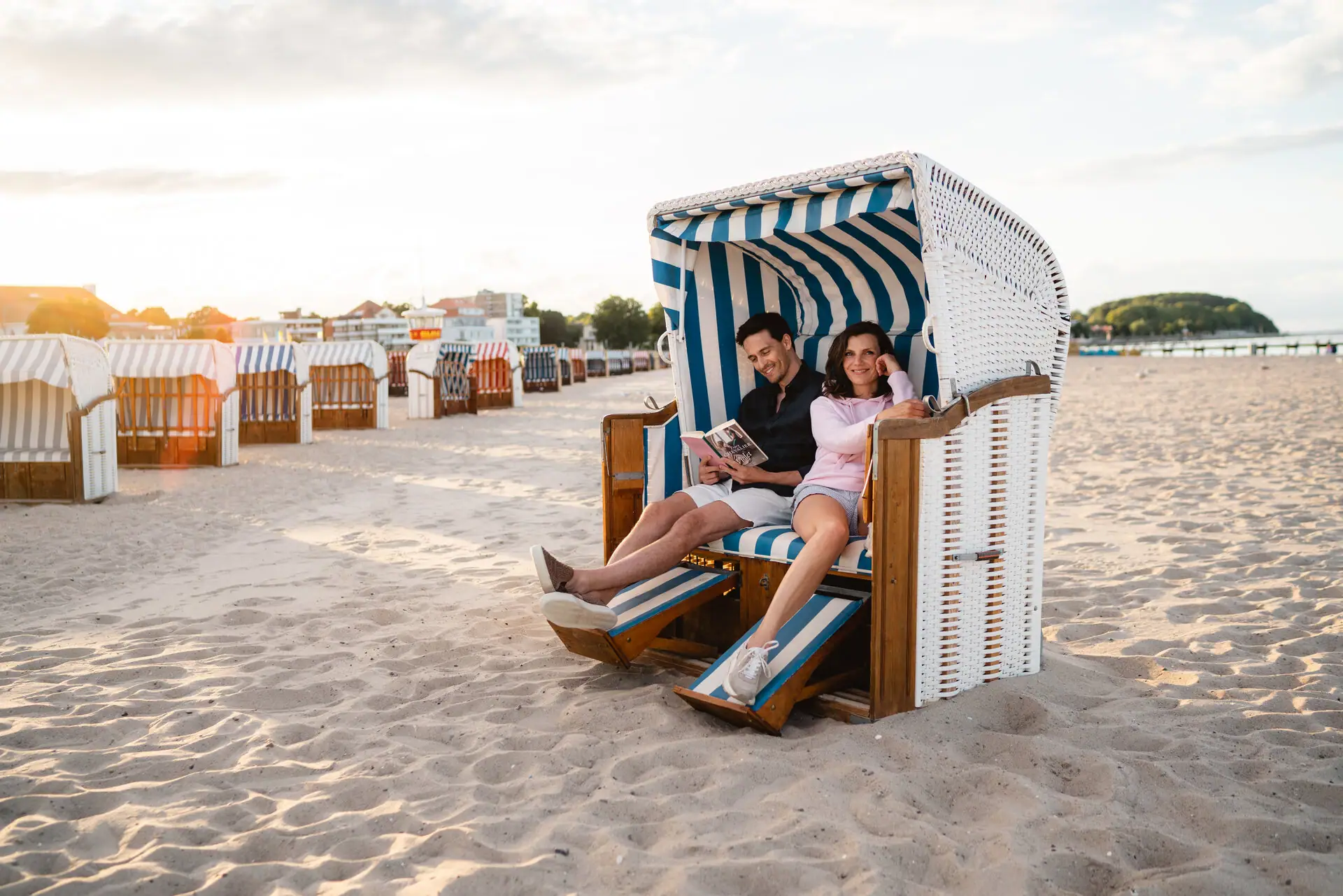 Ein Mann und eine Frau sitzen in einem Strandkorb.