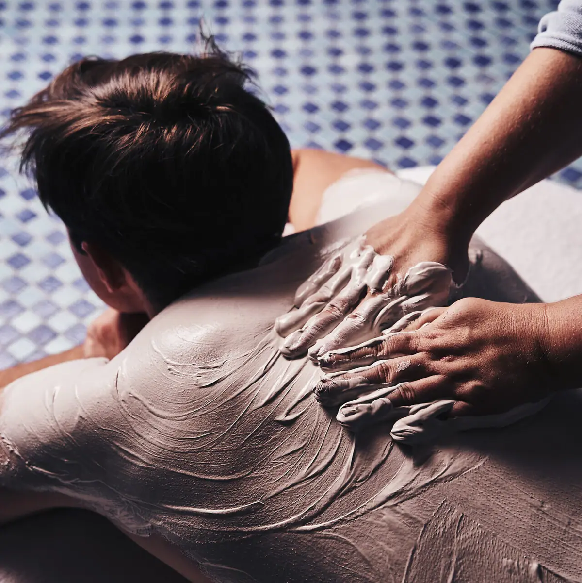 Person erhält eine Rückenmassage.