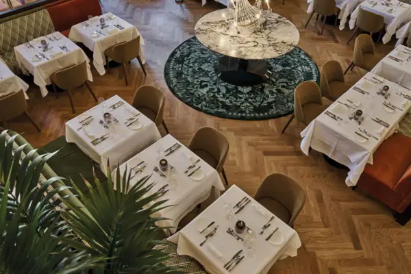 Ein Restaurant mit Tischen und Stühlen.