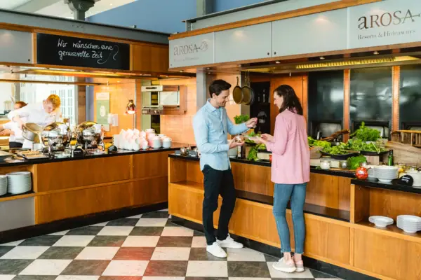 Ein Mann und eine Frau stehen vor einem Buffet