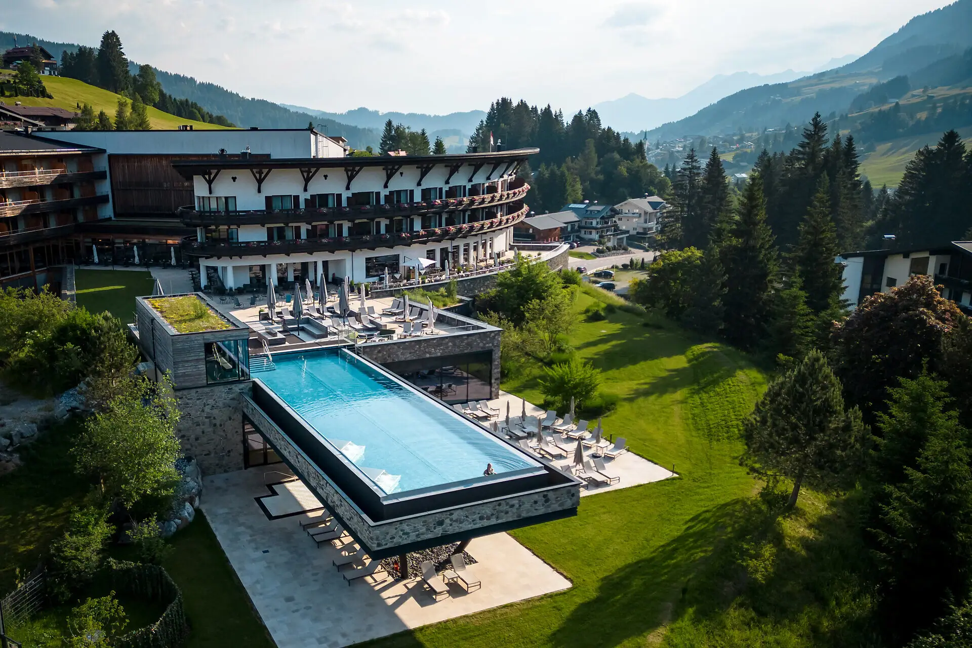 Ein Außenpool in einem Hotel mit Bäumen und Himmel im Hintergrund.