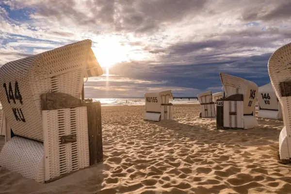 Gruppe von Strandstühlen am Sandstrand