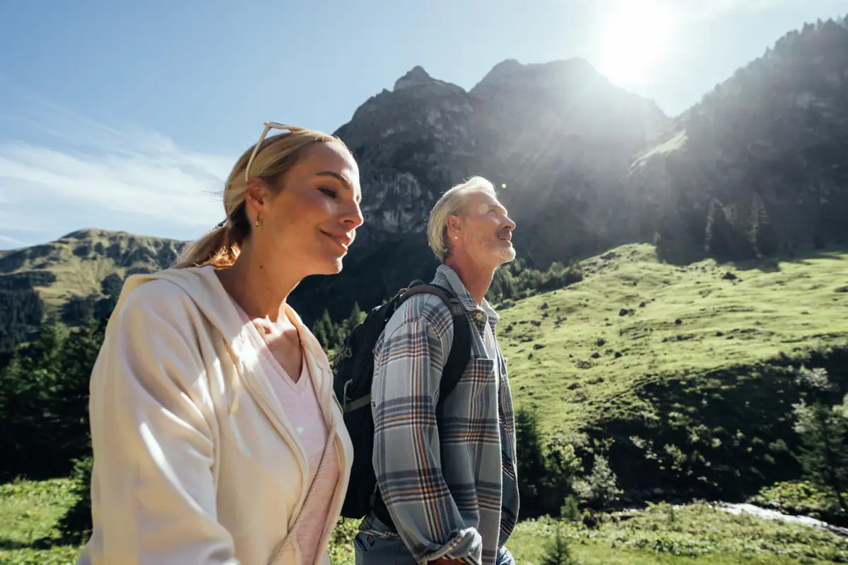 Frühling Ein Mann und eine Frau stehen in einem grasbewachsenen Gebiet.
