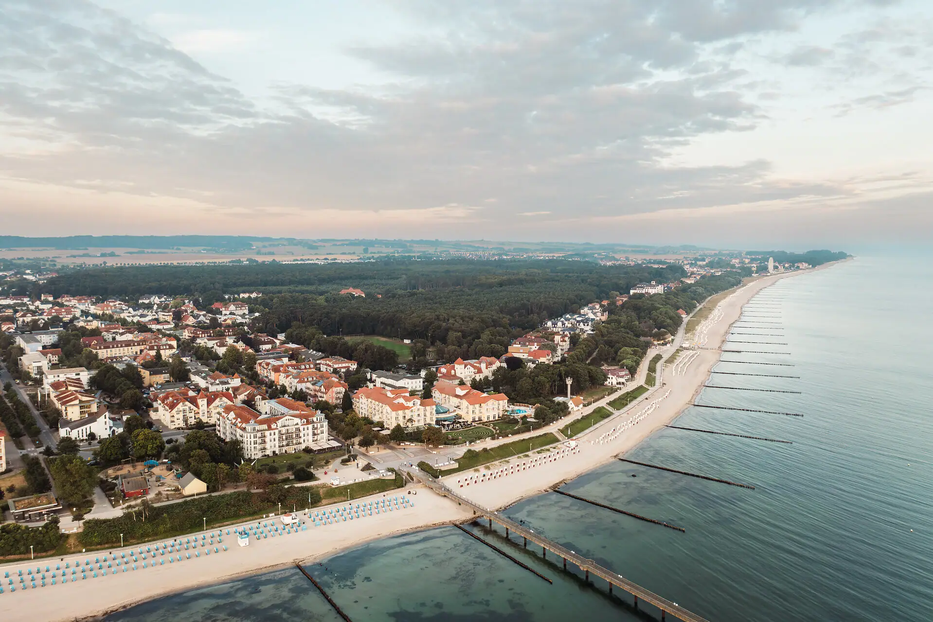 Luftaufnahme eines Strandes und einer Stadt im Hintergrund