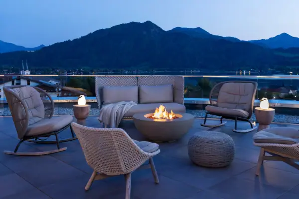 Abende auf der Terrasse Patio mit Feuerstelle und Stühlen auf einem Balkon