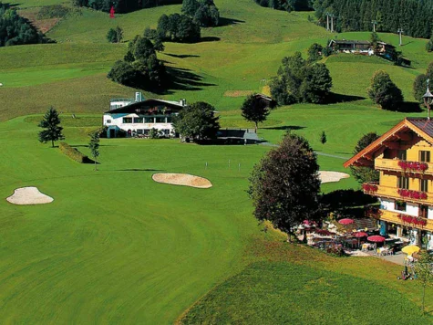 Luftansicht des gepflegten Golfplatzes vom Rasmushof. 