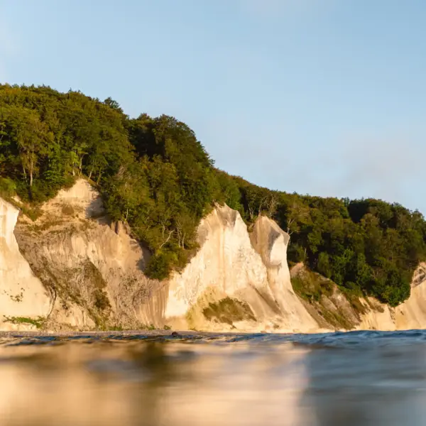 Die Kreidefelsen auf Rügen vom Wasser aus fotografiert.