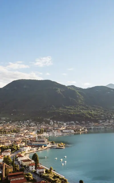 Una veduta aerea del Lago di Garda e della città vicina.