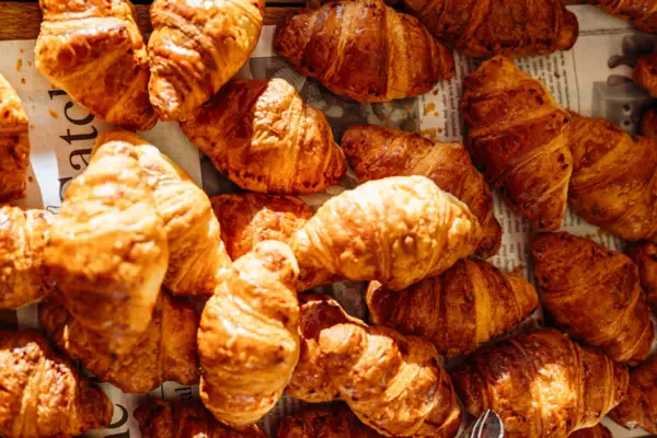 Eine Gruppe von Croissants auf Zeitungspapier.