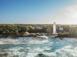 Strand mit einem Riesenrad und Bäumen.