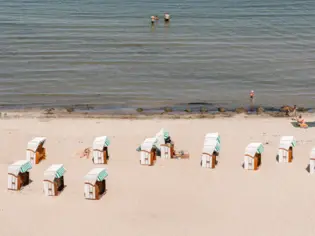 Strandkörbe und Personen am Strand