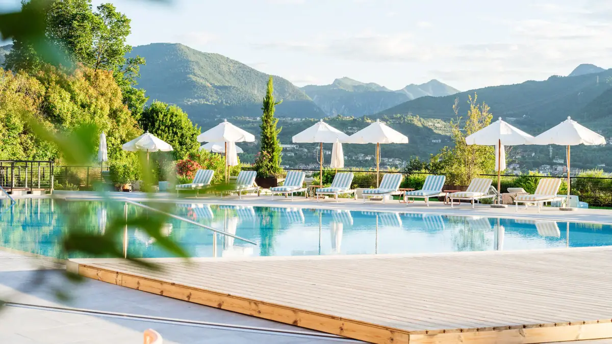 Ein Pool mit Liegestühlen und Sonnenschirmen.