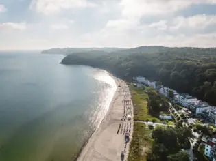 Luftaufnahme der Insel Rügen und dem Strand von Binz.