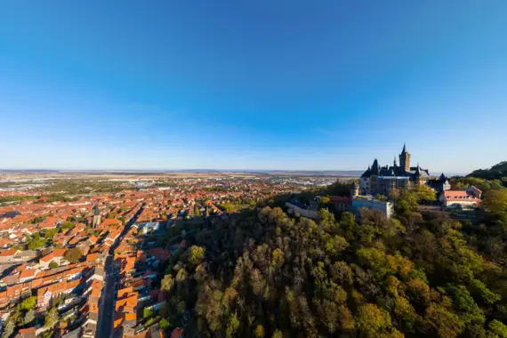 Stadtansicht von Wernigerode mit einer Burg auf einem Hügel.
