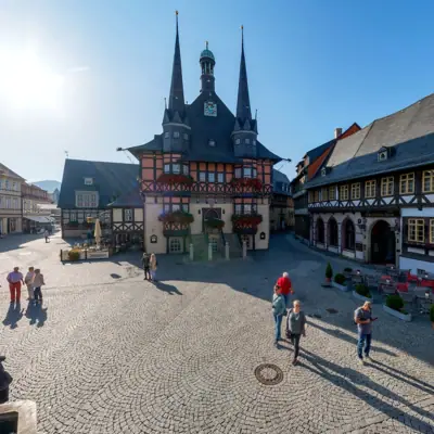 Eine Gruppe von Menschen, die in einem Innenhof spazieren geht.