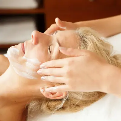 Frau bei einer Gesichtsmassage