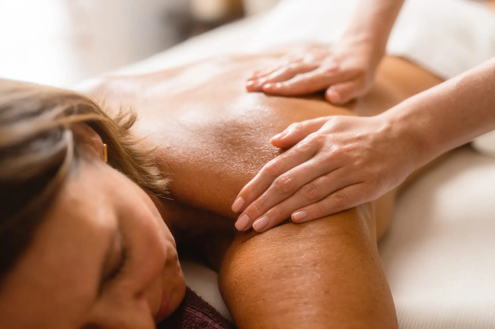 Entspannung bis in die Tiefe Eine Frau bekommt eine Rückenmassage