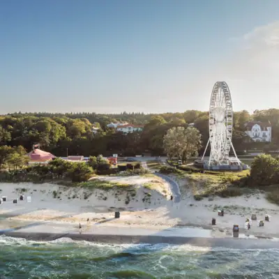 Riesenrad am Strand mit blauem Himmel im Hintergrund