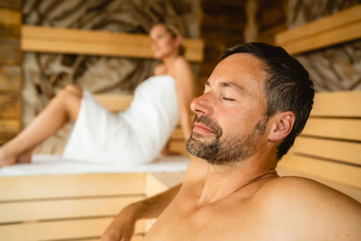 Ein Mann und eine Frau in einer Sauna.