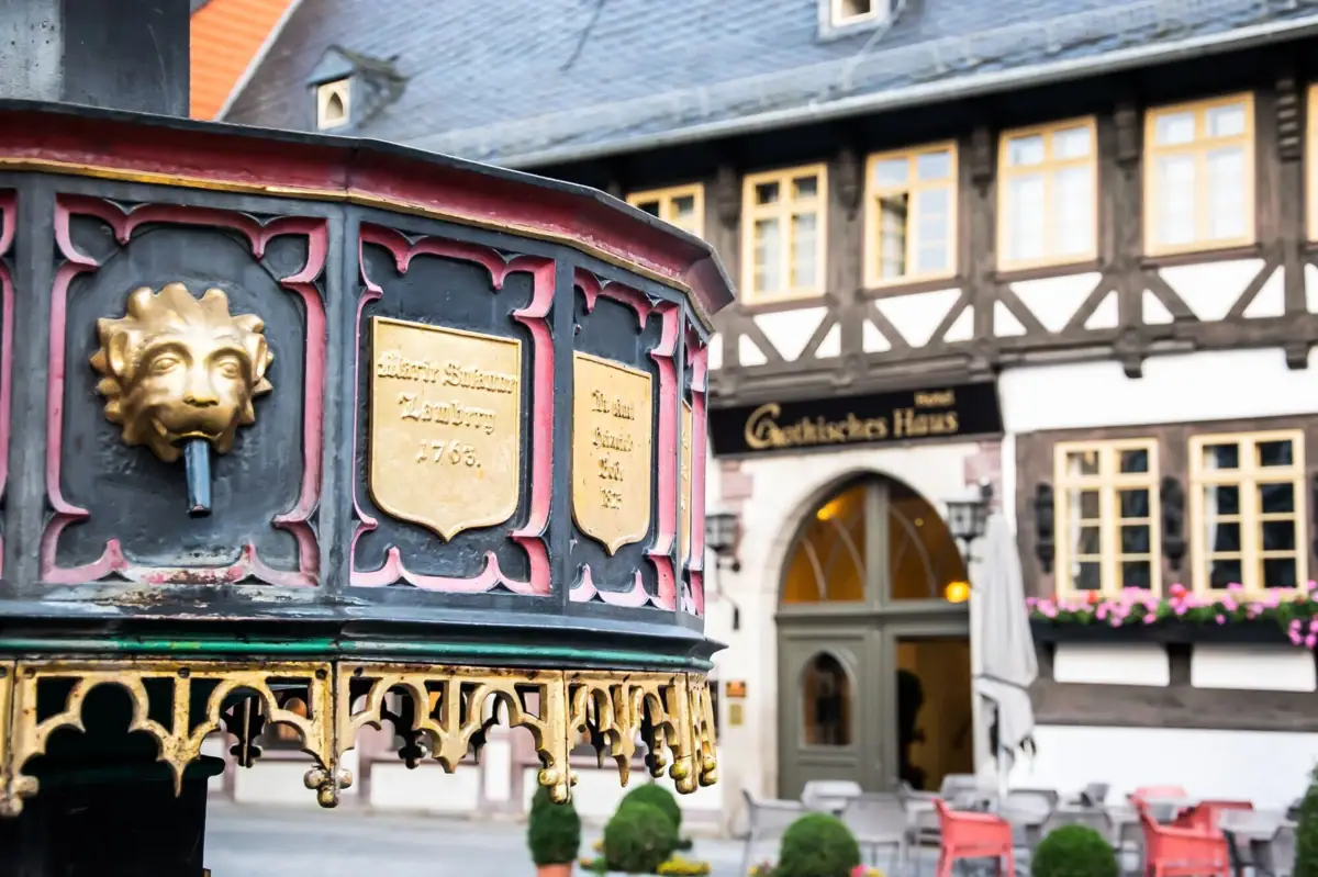 Brunnen am Marktplatz mit Blick auf das Gothische Haus