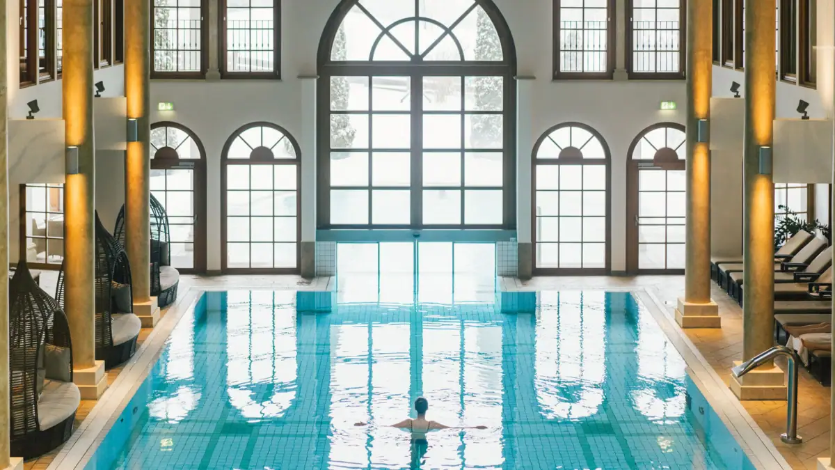 Eine Person in einem Schwimmbecken.