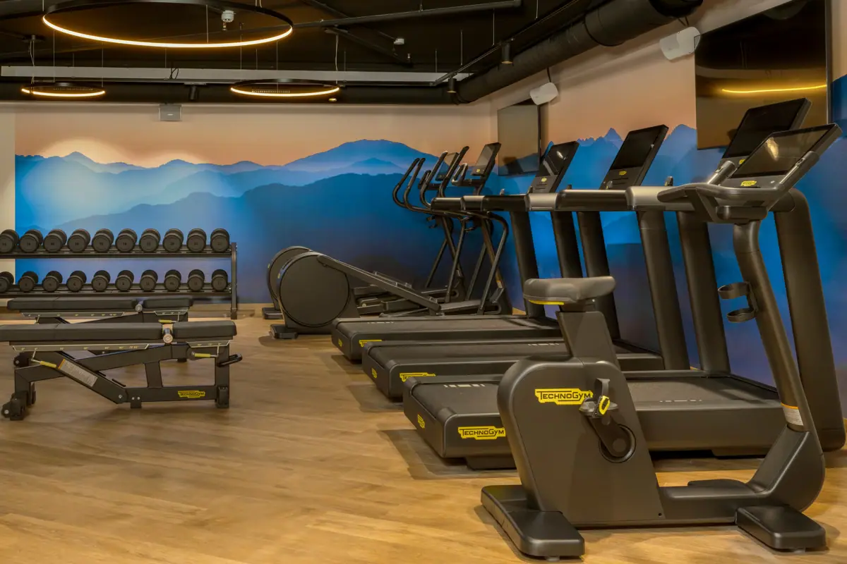 Fitness Ein Fitnessstudio mit Laufbändern und Trainingsgeräten.