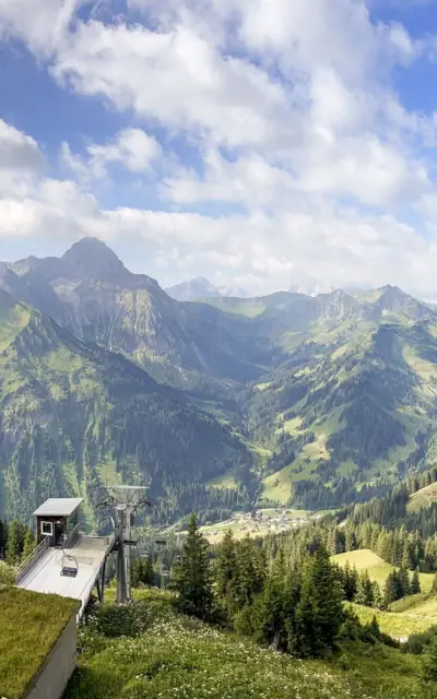 Berglandschaft mit Gebäude und Bäumen