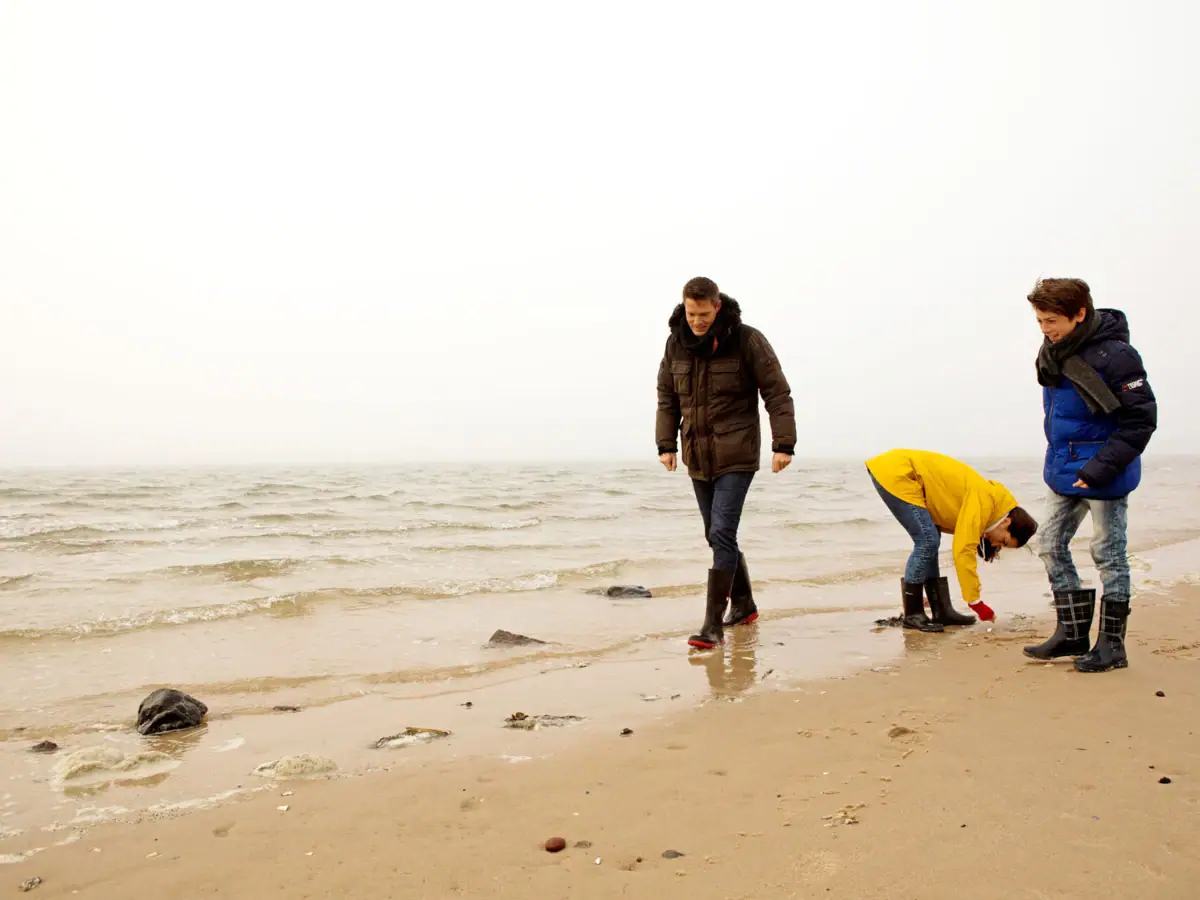 Eine Gruppe von Menschen am Strand.